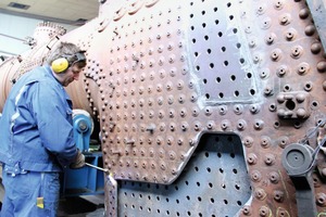  Für die Instandsetzung von Dampfkesseln wird die alte Technik des Warmnietens eingesetzt. 