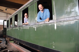 Stefan Materna (r.) und Jürgen Metzger (l.) kennen sich aus mit der Instandsetzung von historischen Personenwaggons der Bahn. 