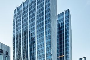  Die Krümmung der Fassade über 90 Meter Höhe wurde durch eine polygonale Anordnung im Bereich des vertikalen Elementstoßes erreicht. 
