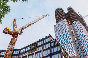 The tower has 33 floors, a subcontractor ordered by Dobler installed every day 20 up to 30 elements.33 Geschosse zählt der Turm, 20 bis 30 Elemente hat das Subunternehmen im Auftrag von Dobler täglich montiert. 