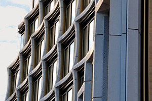  The three-sided surface area was constructed from fibre concrete components, the so- called ‘conches’. There are window elements embedded.Die dreiseitige Fläche des Gebäudes ist konstruiert aus Faserbetonteilen, sogenannten Konchen. Fensterelemente sind darin eingebettet. 