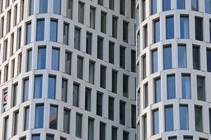  Rounded edges characterize the shape of the towers. Light metal sheets of which the façade is composed structure a visual effect.Abgerundete Kanten charakterisieren die Kubatur der Türme. Die vorgesetzten hellen Bleche strukturieren die Fassade. 
