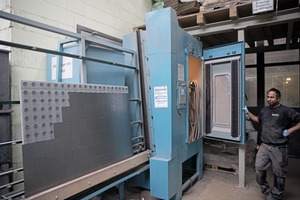  Ein Arbeitsschwerpunkt von Krüppel: Die Maschine zum automatisierten Abstrahlen von Metallwerkstücken. 