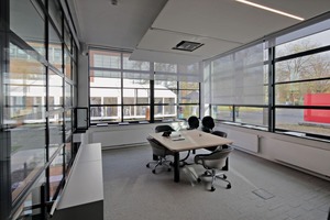  Moderne helle Arbeitsräume im Erdgeschoss. Die Sprossenfenster haben einen innenliegenden textilen Sonnenschutz. 