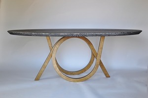  Der Tisch ist aus Eisen, die Oberfläche mit Farbe patiniert. 
