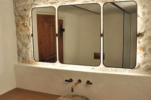  Bei dem Spiegel aus Messing sind die Spiegel einzeln drehbar und die Beleuchtung ist dimmbar. 