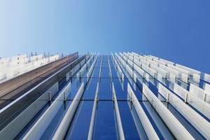  Das Aufsetzen der 1.100 Glasschwerter auf die Glasfassade erzeugt vertikale Strukturen, die das Erscheinungsbild charakterisieren. 
