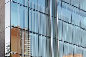  Die Glasfassade soll die Beziehung zwischen dem Gebäudeinneren und der Außenwelt verbessern und die Nutzung des Tageslichts erhöhen. 