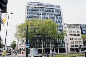  Das Lindner Hotel in Düsseldorf hat eine Fassadenverkleidung aus drei Materialien erhalten. 