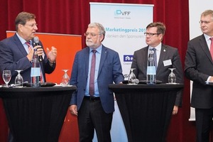  An der Podiumsdiskussion beteiligten sich: (v.l.) Modernisierungsexperte Ronny Meyer, VFF-Geschäftsführer Ulrich Tschorn als Moderator, Axel Graf Bülow von der FDP, Hauptgeschäftsführer Christoph Silber-Bonz vom Bundesverband Rollladen + Sonnenschutz (BVRS), VFF-Präsident Detlef Timm sowie Thomas Drinkuth von der dena. 