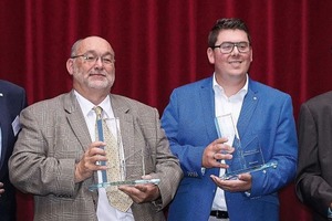  Ulrich Tschorn (l.) und Detlef Timm (r.) verliehen den Marketingpreis an (v.l.) Siegfried Jehle von sebnitzer fensterbau, Thomas Pinnekamp von Teutemacher Glas und Stephan Koppe von Dr. Hahn. 