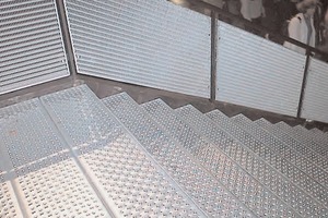  <div class="bildtext">Eine Treppe der Expo Hannover aus Blechprofilrosten.</div> 