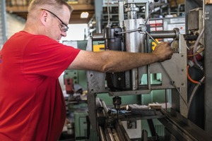  Metallbauer Beat Gäggeler bohrt eine Lochreihe an der Bohrlehre Crea-Drill, ohne Anreißen und Körnen. 