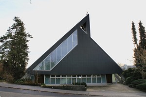  Verglasung an der Fassade der Katholischen Kirche in Münsingen. 