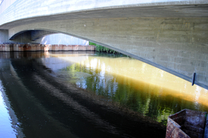  Die Elster-Brücke in Halle ist Deutschlands erste Stahlverbundbrücke mit feuerverzinkten Verbunddübelleisten. 