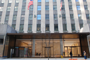  Das RockefellerCenter zählt 20 Bauten zwischen der Fifth und der Sixth Avenue. Ab 2013 wurde eine Grundsanierung des Gebäudeensembles veranlasst. In Köln wurde bei Pohl das Eingangsportral aus Messing gefertigt. 
