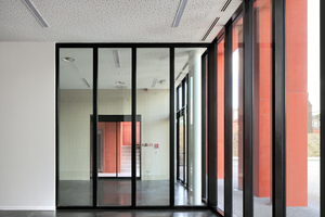  Eine festverglaste Trennwand erleichtert die räumliche Orientierung innerhalb des Empfangsgebäudes. 