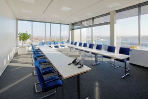  Im Obergeschoss befindet sich ein Konferenzraum, an den sich die auskragende Dachterrasse anschließt.  