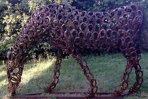  NachFertigstellung: Das grasende Pferd aus Hufeisen. 