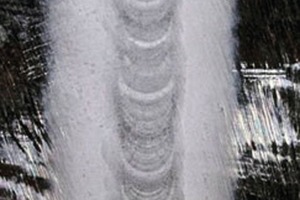  Bild 3: Mechanisierte WIG-AC-Blindraupe auf beschliffener Aluoberfläche.  Links: Argon ... 