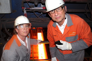  Carlo Koepp, Generaldirektor von ArcelorMittal Differdingen, hat Stefanie Manger durch das Walzwerk geführt. 