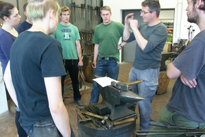  Studieren im kleinen Kreis. Professor Hartwig Gerbracht (m.) mit seinen Studierenden in der Schmiedewerkstatt der HAWK. 