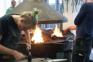  In der Metallwerkstatt arbeiten die Studenten auch mit dem Schmiedefeuer. 