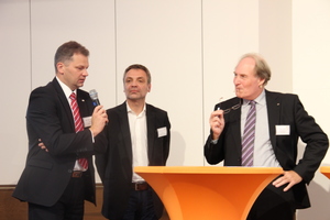  Zum Thema ‘Smarte Fenster’ gab es eine Expertenrunde u.a. (v.l.) mit Michael Dietz (Rehau) und Andreas Bittis (Saint-Gobain BGE). Prof. Ulrich Sieberath vom ift Rosenheim moderierte. 