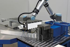  Eine platzsparende Automatisierungslösung ist die Horizontal Biegemaschine CNC-Robo. 