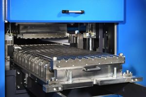  Neue Teilerichtmaschine mit steif ausgelegtem Maschinenkörper. 