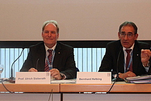  Pressesprecher Jürgen Benitz, Institutsleiter Prof. Ulrich Sieberath, Metallbauer und Vorstandsvorsitzender Bernhard Helbing und Geschäftsführer Dr. Jochen Peichl (v.l.). 