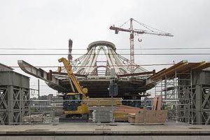  Still construction area: the open entrance of the railway station, which span across the tracks.Noch Baustelle: der offene Eingang der Bahnhofshalle, die sich quer über die Gleise streckt. 