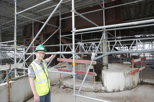  Engineer Alex Roelens in representation of the builder-owner, the SNCB Group, showed Robert Mehl the construction area at Mons.Dipl.-Ing. Alex Roelens als Vertreter des Bauherren, der SNCB Group, hat Fachautor Robert Mehl über die Baustelle geführt. 