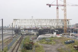  The state of construction phase in August. The construction was delayed a few meters left.Der Baustand der neuen Bahnhofshalle im August. Die Konstruktion wurde schon einige Meter nach links verschoben. 