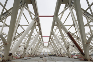  The construction of the hall in structural work. In the background the rounding of the east choir, which protrude beyond the transversal tracks.Die Hallenkonstruktion im Rohbau. Im Hintergrund die Rundung des östlichen Chores, die über die querlaufenden Gleise hinausragt. 