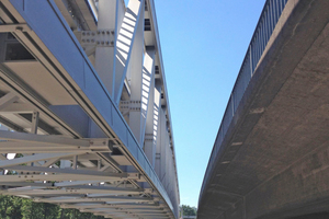  Die Gehweg- und Radfahrerbrücke über der A5 bei Offenburg wurde parallel zur bestehenden Autobrücke erbaut.  