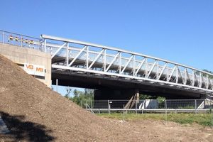  Die Aluminiumbrücke kommt ohne Mittelpfeiler aus. Mit 32 Tonnen ist sie für ihre Konstruktionslänge sehr leicht. 