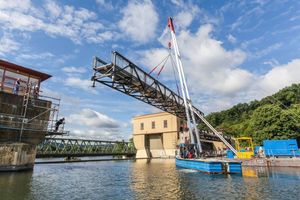  Der insgesamt 86 Meter lange Überbau besteht aus fünf Brückensegmenten mit einer lichten Breite von drei Metern.  