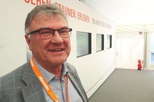  Siegfried Trautmann, Inhaber von ST Vitrinen Trautmann aus Bielefeld, nutzt die Maschinen von elumatec seit vielen Jahren. 
