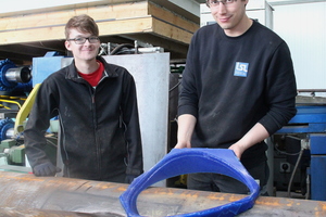  B. Eng. Jakob Roth (r.), Mitarbeiter des LSL, nimmt für zwecks Grundlagenforschung im Brückenbau Silikonabdrücke der Schweißnähte am Hohlprofilknoten. 