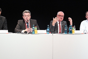  v.l.: Vorstand Christoph Hugenberg, Moderator Frank Linnig, Roto-Chef Dr. Eckhard Keill und Finanzchef Michael Stangier. 