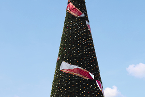  Zwei Millionen Leuchten funkeln an dem 40 Meter hohen Weihnachtsbaum aus Stahl. 