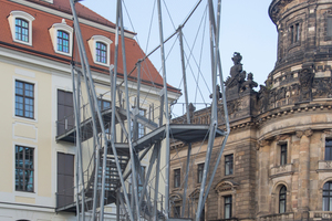  Kürzlich errichtet und unter den Bürgern in Dresden umstritten: Das Stadtmuseum hat einen augenfälligen zweiten Rettungsweg aus Stahl erhalten. 