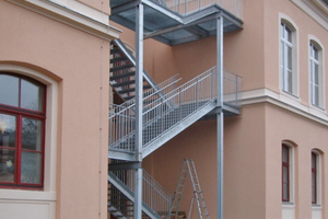  Die doppelläufige Außentreppe aus Stahl erfüllt zwar das Brandschutzkonzept, ist aber optisch eher fragwürdig. 