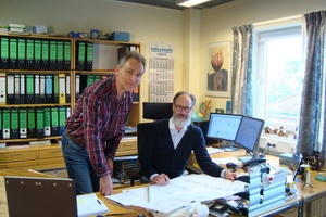  Bürokaufmann Michael Knoop (l.) und Industriekaufmann Mathias Ellmenreich projektieren Systemtreppen der schwedischen Weland-Gruppe. 