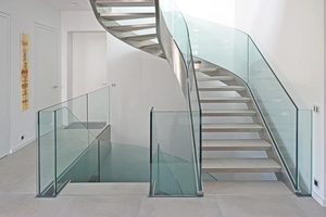  Ein privater Bauherr hat diese elegante Edelstahl-Glas-Treppe für seinen Bungalow in Auftrag gegeben. 