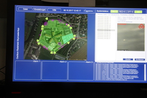  Der Monitor der Drohnen-Flugobjektdetektion im Überwachungsraum. 