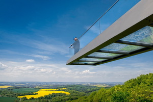  Für Schwindelfreie bietet der Skywalk auf dem Sonnenstein in Nordthüringen einen weitläufigen Ausblick über den Harz.  