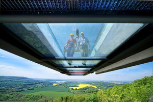  Für den Skywalk wurde ein spezieller vierlagiger Verbundsicherheitsglas-Aufbau eingesetzt. 