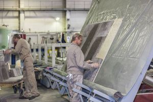  Für die Verarbeitung zu Paneelen wird der Stein auf Platten aufgeklebt. 